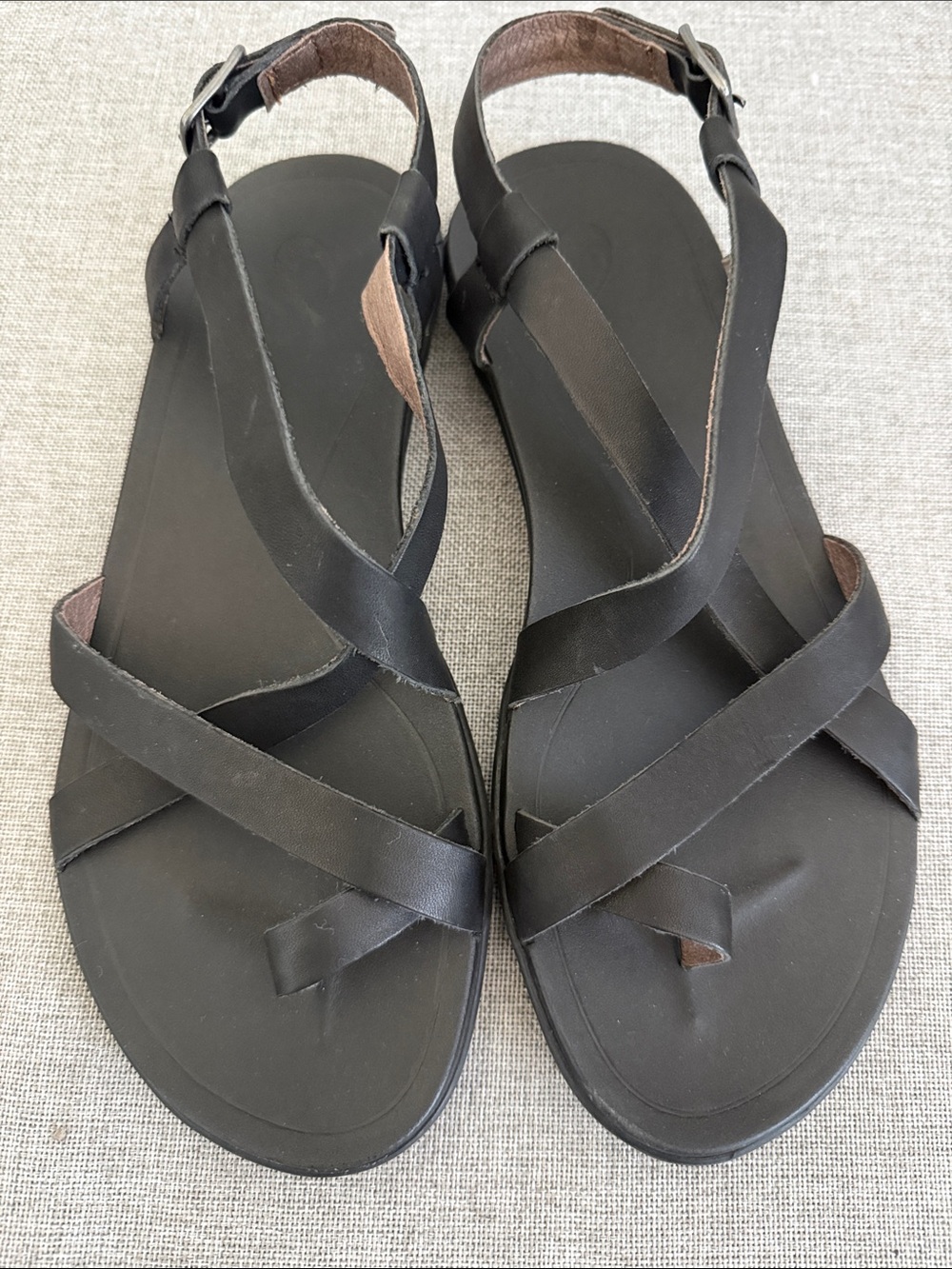 OluKai Upena Black Leather Strappy Toe-Loop Sandals